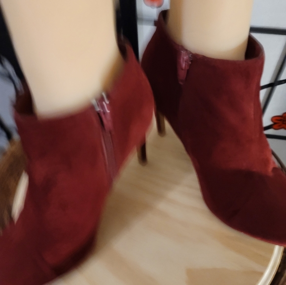 LILLIANA RICH BURGUNDY LADIES BOOTIES SIDE ZIPPER CLOSE/SIZE 7 - Picture 4 of 10